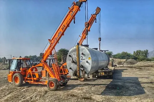 Loading and unloading crane services at warehouses and industrial sites